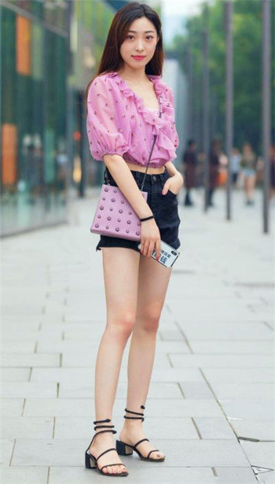 街拍：美女浅蓝色衬衣配紧身牛仔，长相清秀，一笑倾城