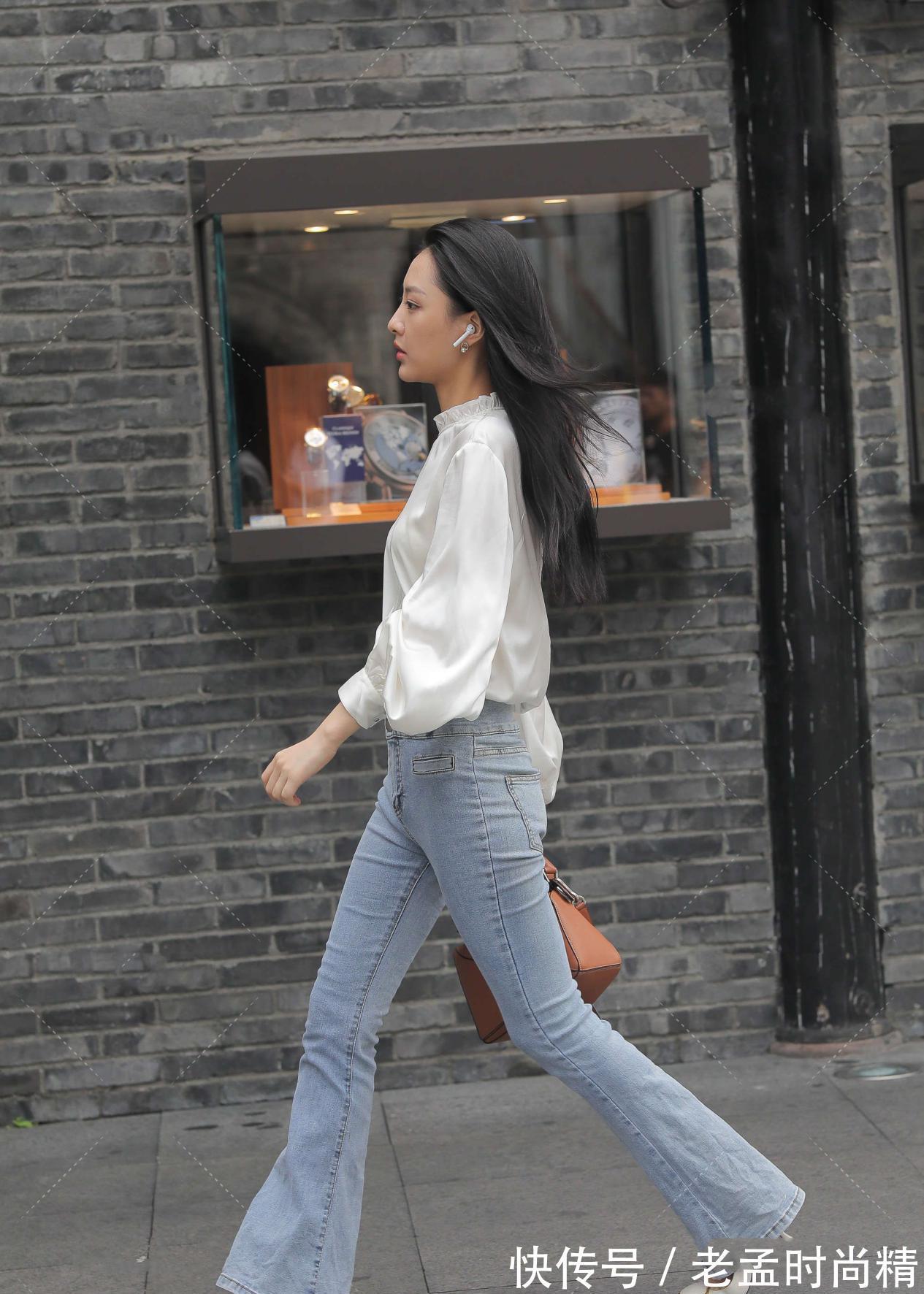 紧身裤|时尚街拍:白色长袖衬衫,搭配一条蓝色牛仔裤,散发一种优雅感觉