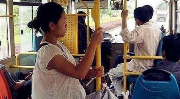 二胎政策|“没车还敢生二胎”孕妈带娃坐公交遭讥讽,女儿霸气回怼赢得称赞