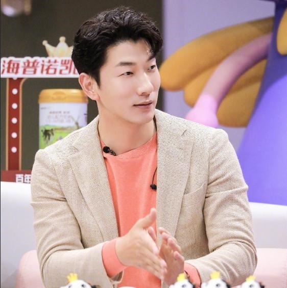 张亮苦心经营多年的“好爸爸”人设崩塌，他该何去何从