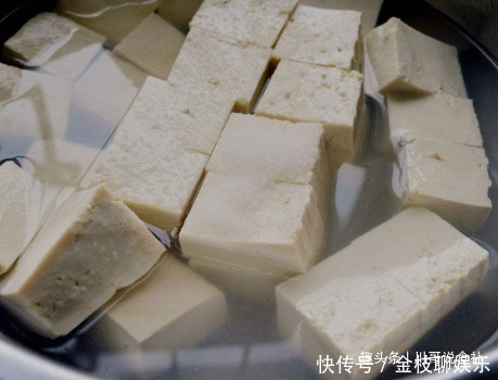  奶白|豆腐别炒着吃，教你1个新吃法，汤汁奶白更鲜美，比鲫鱼汤好喝