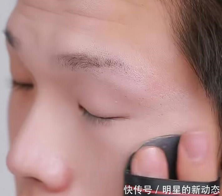  大哥|素颜大哥仿妆红皇后，开始皮肤还挺不错，看到最后是吃多了吗