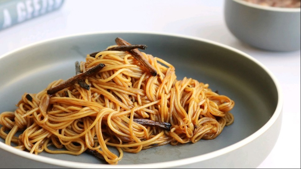 超美味的葱油拌面做法,几分钟搞定,葱香浓郁,超过瘾!