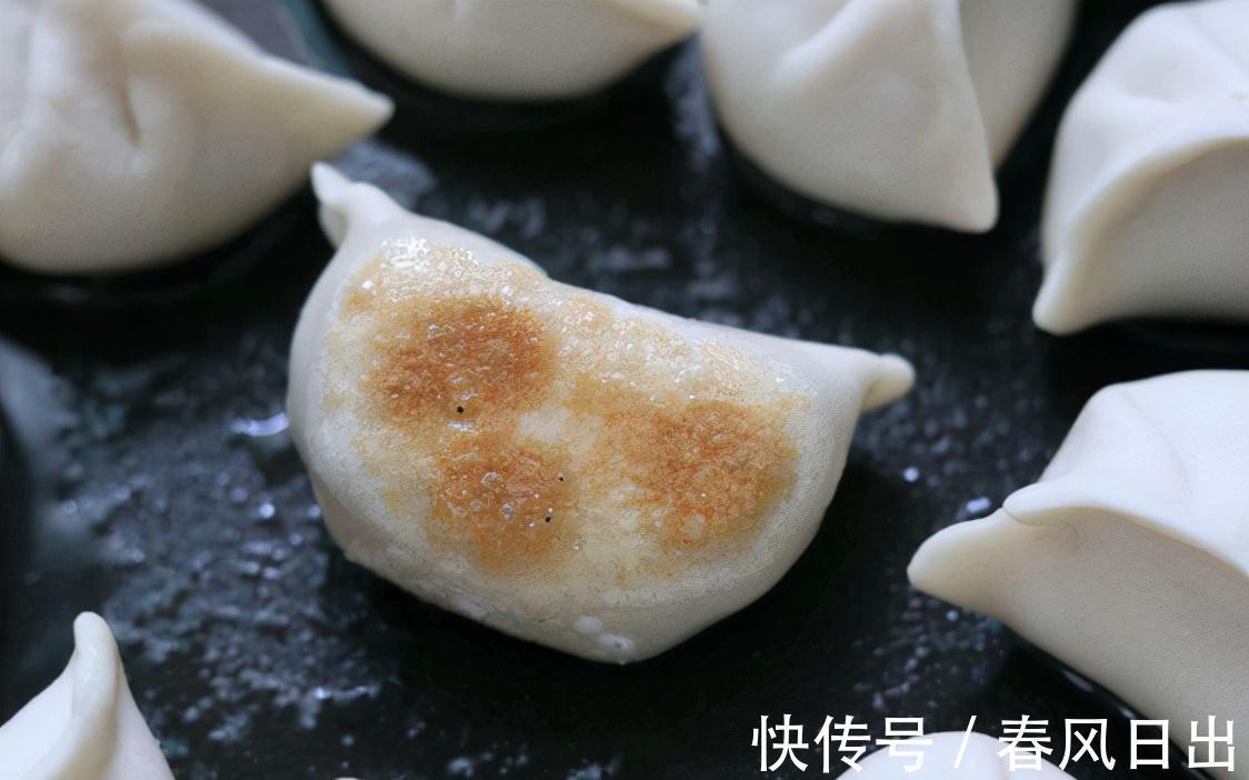 煎饺|水煎饺这样做好吃，煎出来酥脆焦黄，不会粘锅糊底