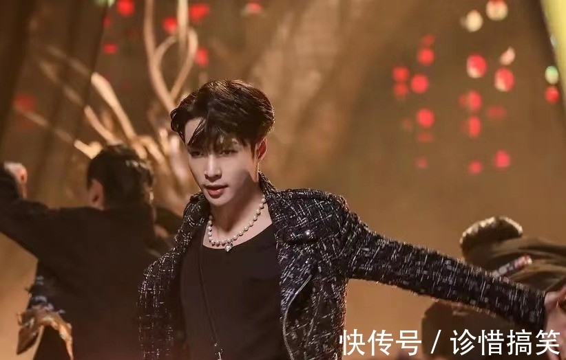 张艺兴|《披哥》成团夜直播取消，看到修改时间：张艺兴才是最大赢家