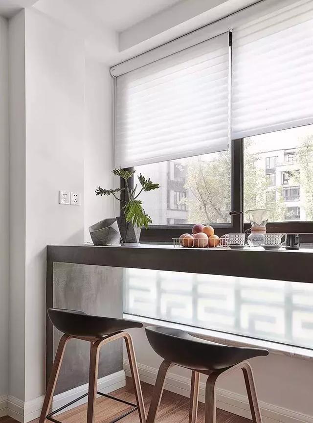 客厅|136平三室新房,全屋大白墙,内嵌式木质电视柜,层次感爆棚