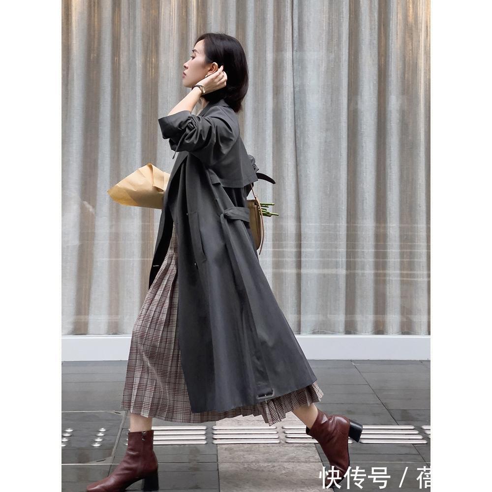 搭配|40岁女人穿风衣要“大气”,get这4个搭配重点,气质不俗反而高级