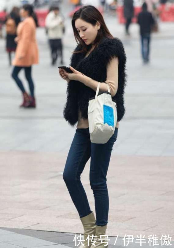 街拍小姐姐身材小巧精致,吊带裙搭配高跟鞋,背影小鸟依人