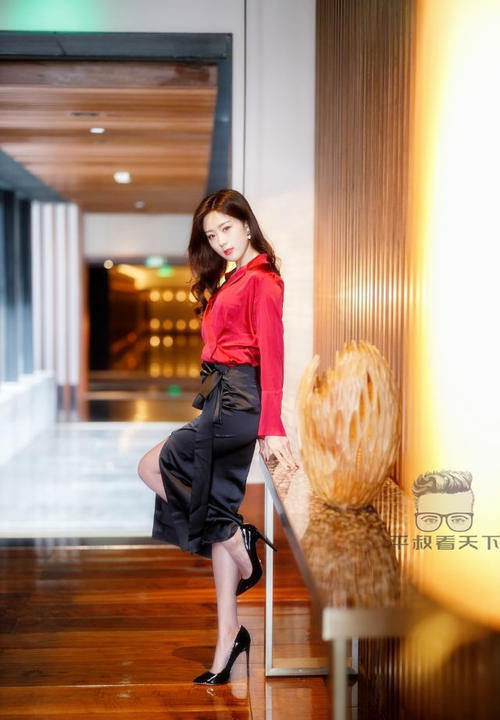 美女穿搭:小姐姐爱穿红色休闲衬衫配紧身黑色开叉裙,性感妩媚,熟女风超吸引人!