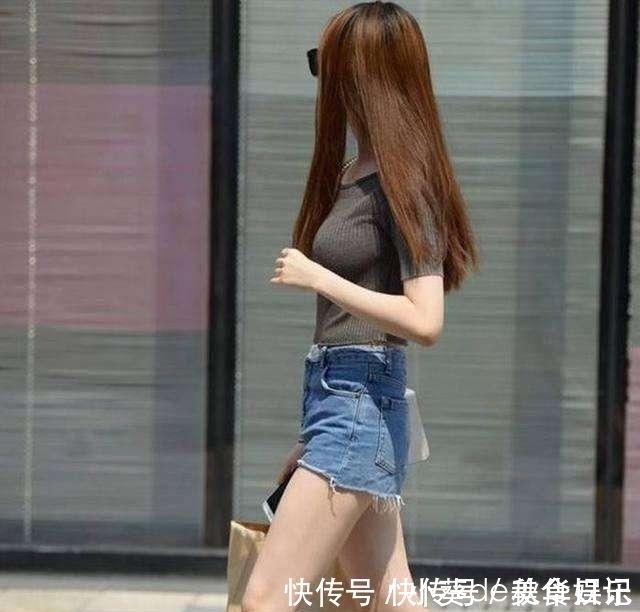 街拍小姐姐穿着紧身运动裤,清纯活泼的气息,尽显运动美感