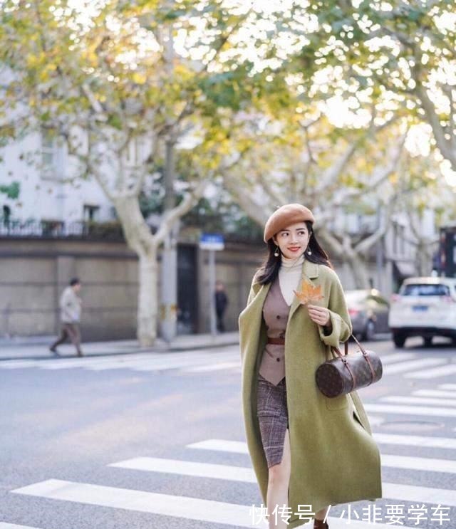 毛衣 大衣里面搭什么不如学学这4种叠穿方法,承包你的秋冬时髦感!