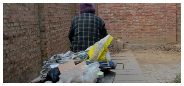 乐乐奶奶|55岁拾荒老人养大“弃婴”,孩子考上大学后,一排警车堵在家门口