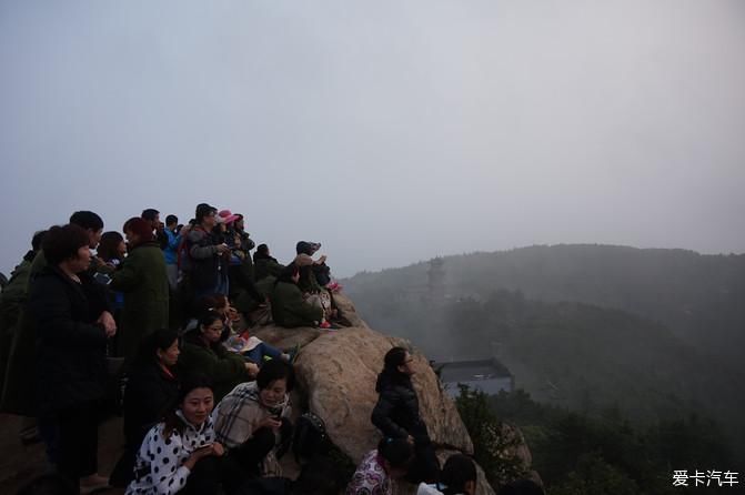 登泰山，住云巢。