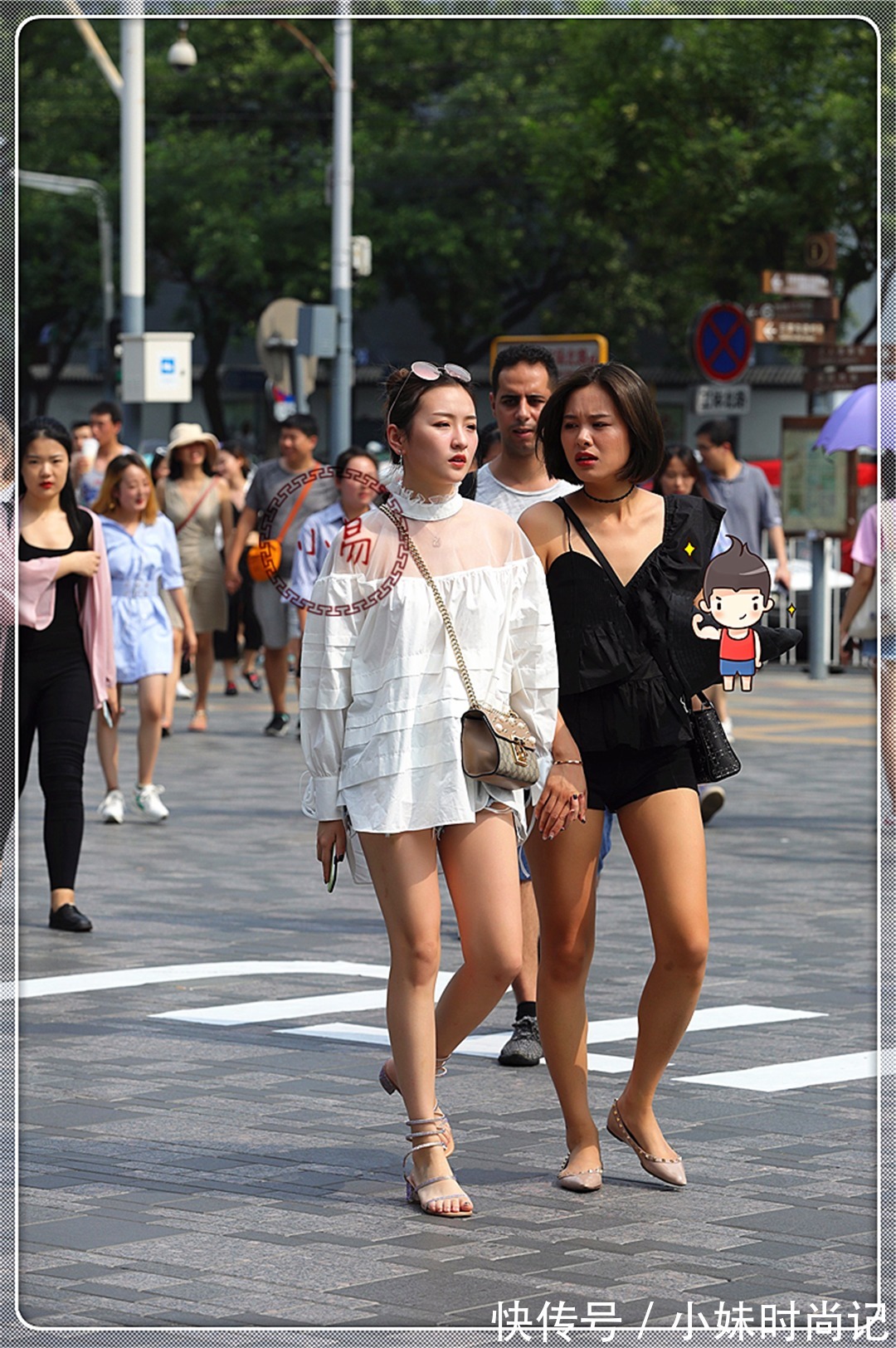 路人|路人街拍:闺蜜出街,一个穿大蒜衣,一个穿斜肩服,另类又时髦