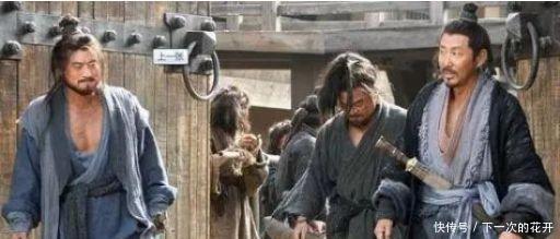 女儿|他年近40还单身,参加宴会时主人给他看了相,火速把女儿嫁给他!