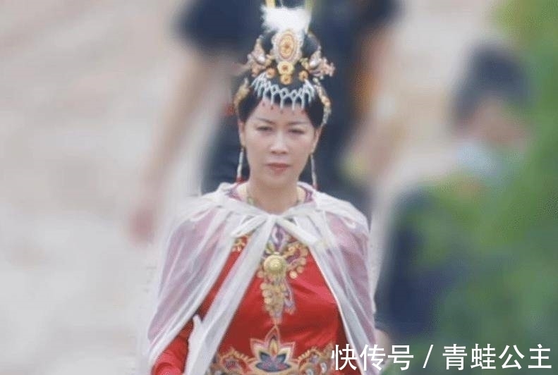 关系户|宋亚轩是《萌探》关系户吗?注意他对那英的称呼,人家还是个孩子