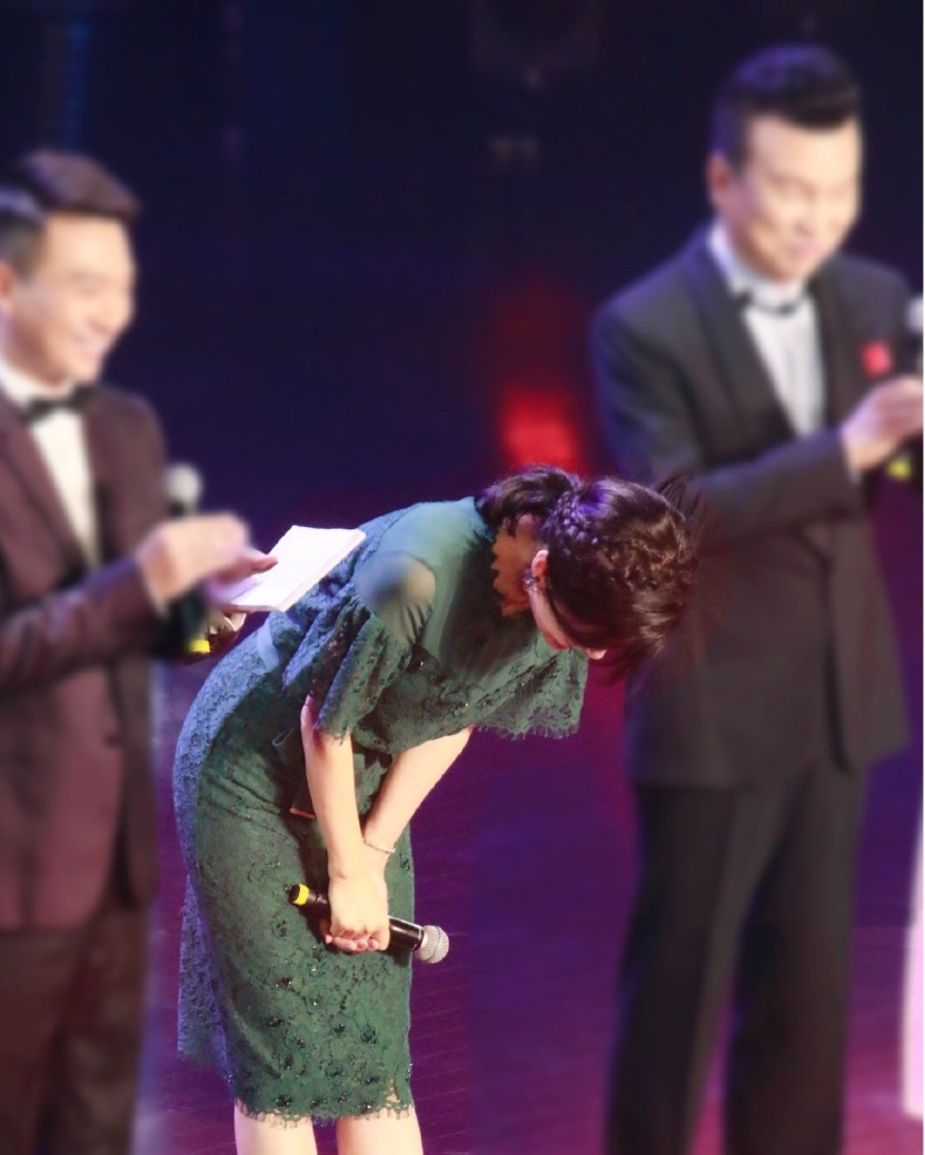 周涛 著名主持人周涛气质感真好!马尾辫搭配绿色蕾丝连衣裙,减龄时髦