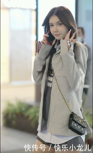 美感|校园风的套装,一席微卷的秀发随风飘扬,尽显独有的精致美感