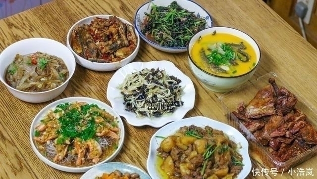 周末家人聚餐，我弄了9个菜，6荤3素，一锅米饭吃得一粒不剩