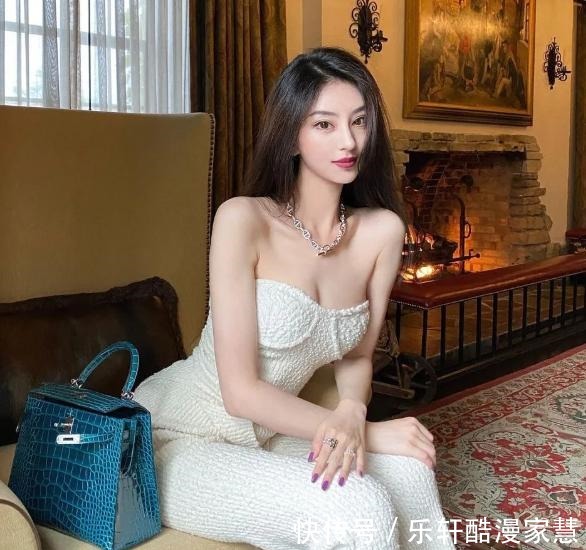 圣诞大战|她因坐詹姆斯身边爆红,模特身材明星颜值,脱下口罩美艳
