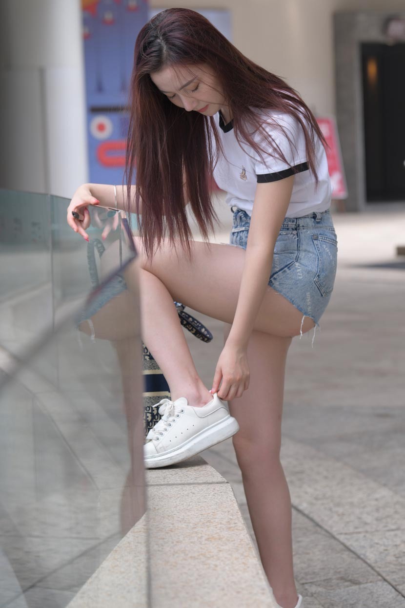 牛仔热裤|美女街拍:蓝色牛仔热裤美女