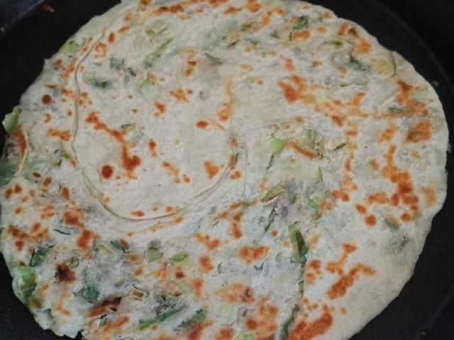 爸爸爱吃的葱花油饼，用时十分钟，成本不足五块钱好吃不油腻