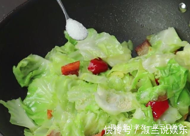 手撕包菜很多人做错了，厨师长教我的技巧，比吃肉还香，超下饭