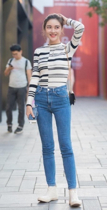 街拍五官精致,身材完美,大多数男人是不是都喜欢这样的女孩