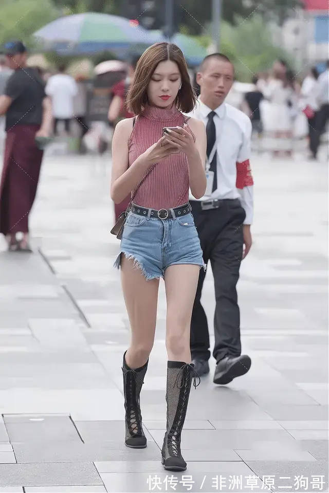 小姐姐|无袖高领紧身上衣，搭配毛边牛仔短裤，舒适凉快又酷又飒爽