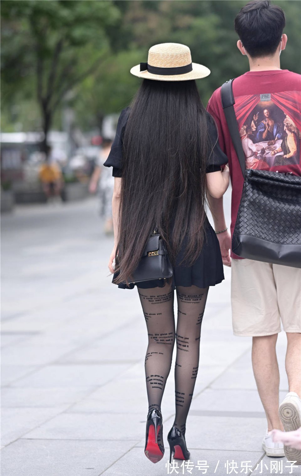 丝袜|初秋时节搭配黑色丝袜，高跟鞋和平底鞋，怎么选择更有气质？