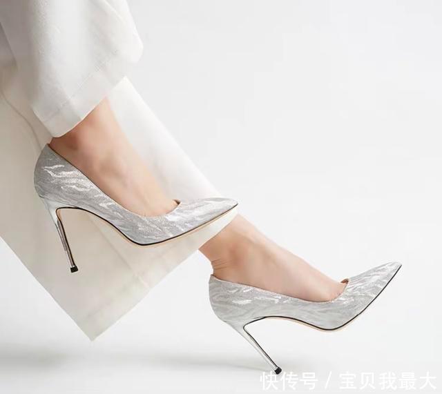 尖头细高跟鞋的百般魅力,水钻方扣耀眼吸睛,豹纹元素性感迷人