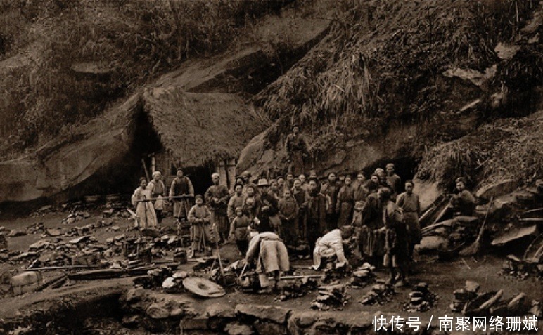 乞丐|清末民初的老照片：图三乞丐冻死街头，图七是大清朝最高的男人