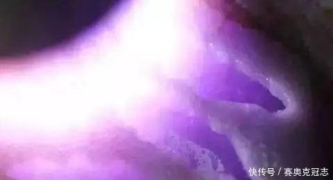 几十万买的石头,切开后水润欲滴,原石就已经美成这样了