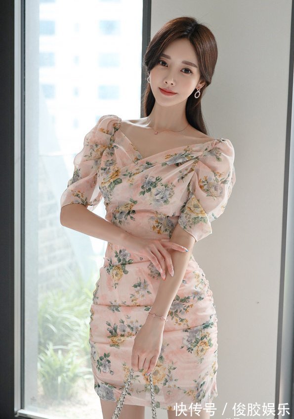 印花|时尚轻熟装怎么搭透气舒适的印花纺纱裙+高跟鞋,尽显曼妙身姿