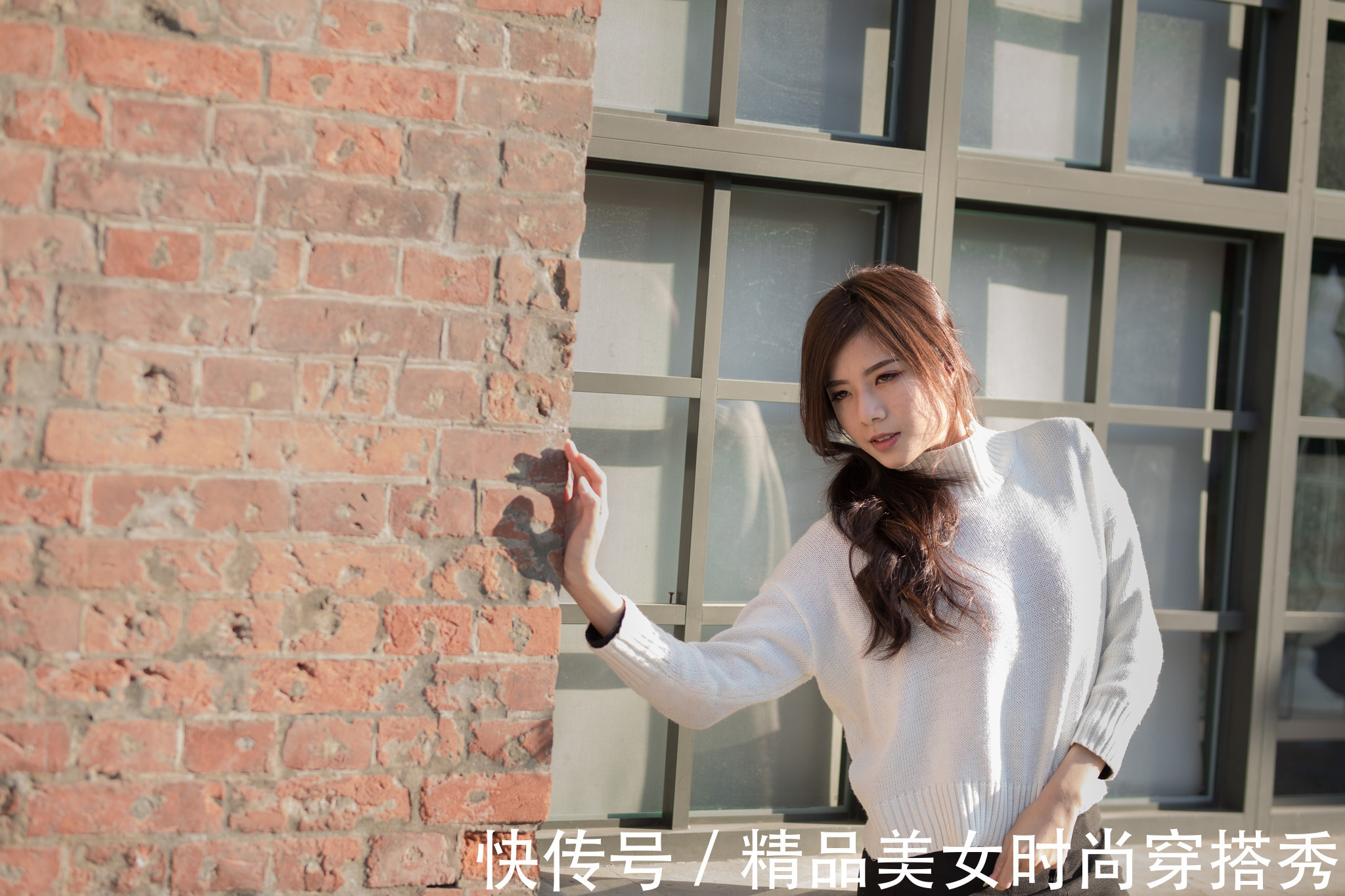 搭配|纯白色宽松毛衣，搭配一条半身裙，再配上松糕鞋，穿出不一样的美