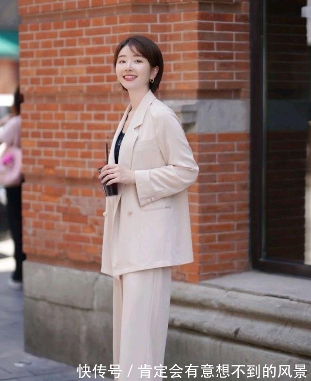 时尚博主|女生的服装穿搭要讲究,极简的穿搭风格更有时尚感,精致又高级