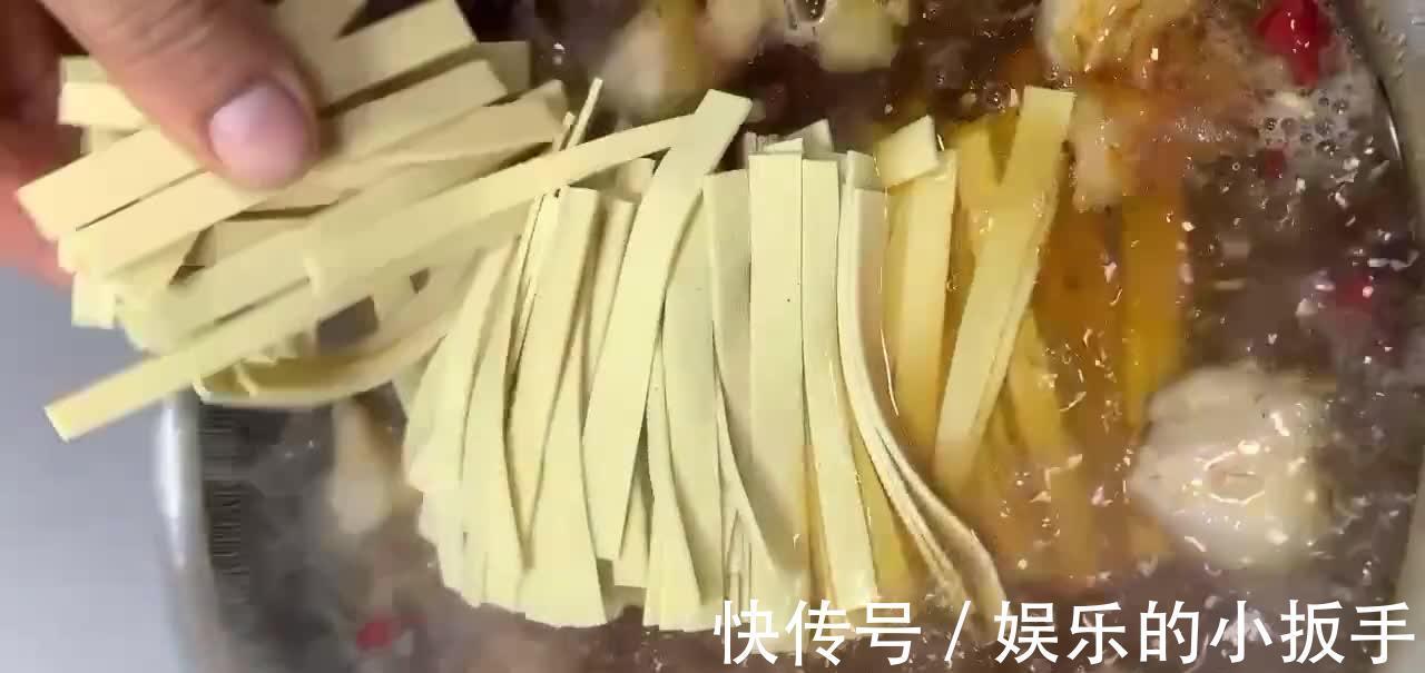 韭菜猪肉粉条炖干豆腐,咸香微辣劲道入味,做法既简单又下饭