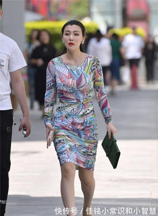 减龄 上了年纪的女人千万别穿得太低俗,印花连衣裙,甜美优雅又减龄!