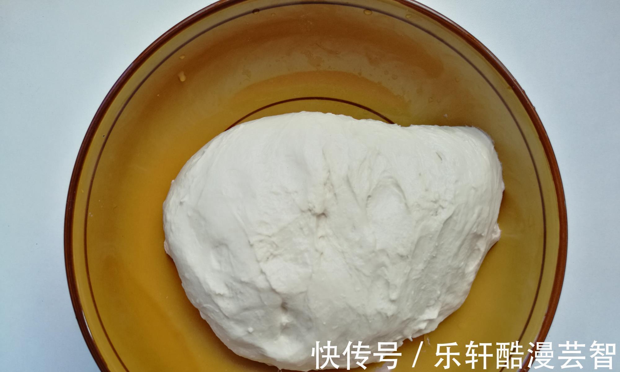 我烙饼不用开水、不用酵母,5分钟烙一张,软软的一层一层真香