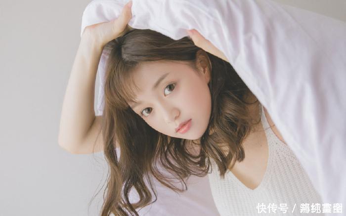 清纯丨慵懒水嫩美女高清写真，人见人爱的俏皮小美女