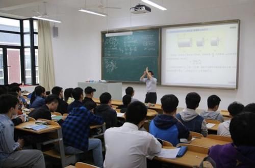 为什么专科学制是三年，本科却要四年呢？学医为何又要多一年呢？