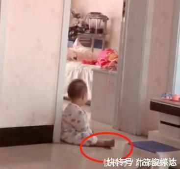 二胎|弟弟午睡醒来后,乖乖坐在姐姐房门口等待,无奈的小脚丫可爱炸了