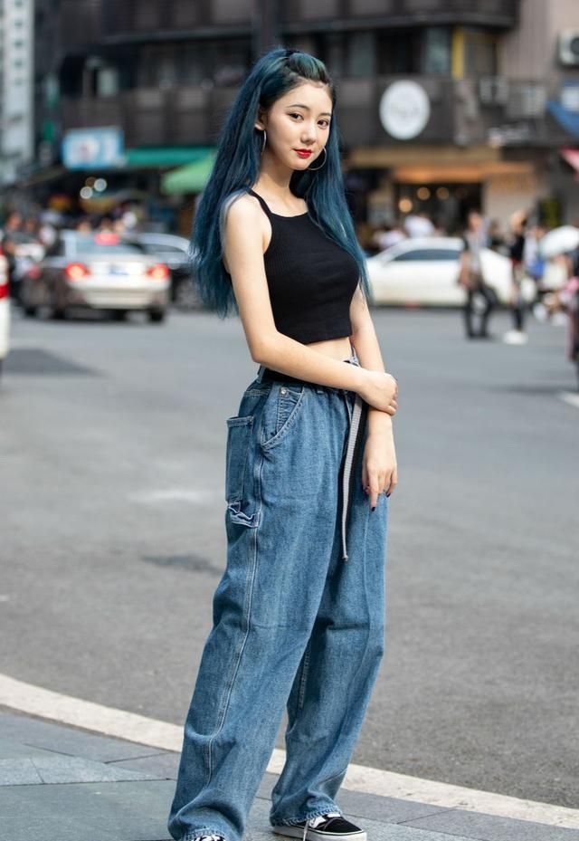 街拍:美女黑色上衣搭配白色短裤,美腿白皙,让人心动