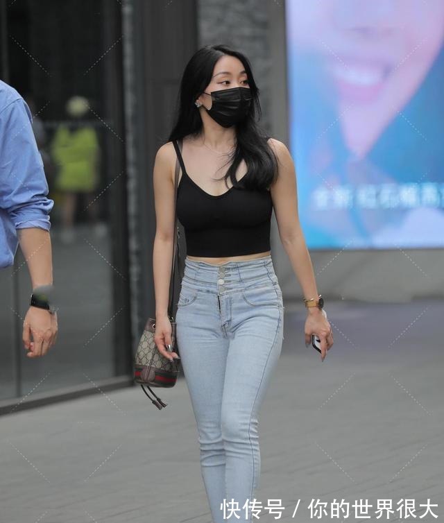 休闲装 紧身黑色上衣搭配紧身高腰裤,设计感爆棚的日常休闲装!