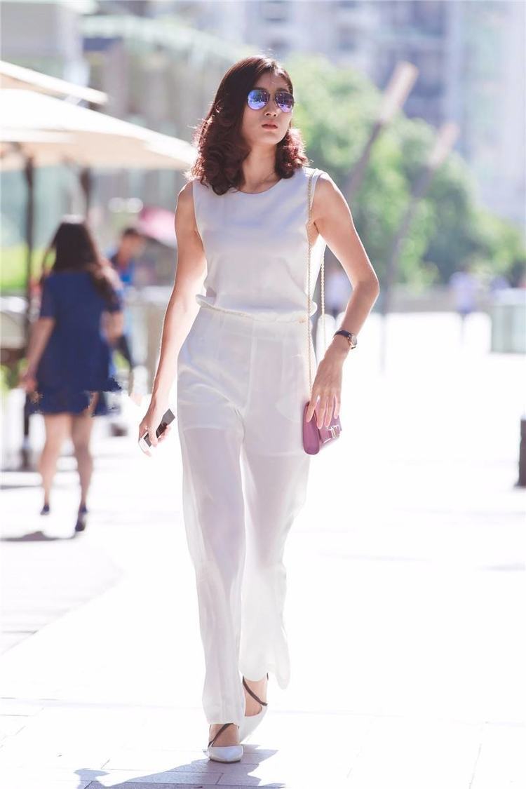 街拍体态轻盈的小美女，言行举止端庄娴雅，真是绝美的都市丽人