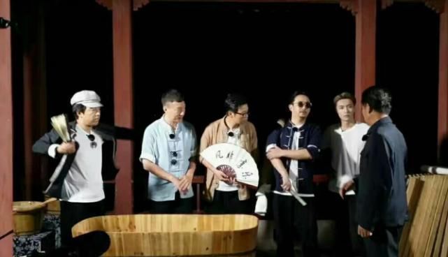 蔡徐坤也参加了《极限挑战》,就在张艺兴的身边,你发现了没?