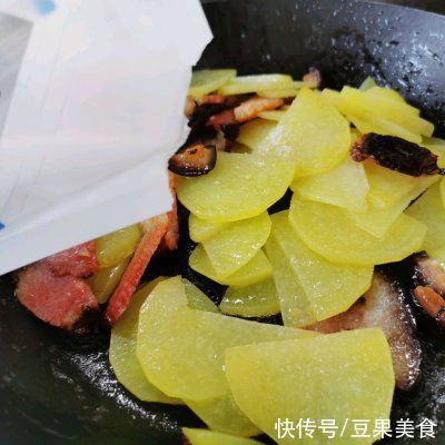 有了这盘腊肉土豆片，米饭都要多煮几碗