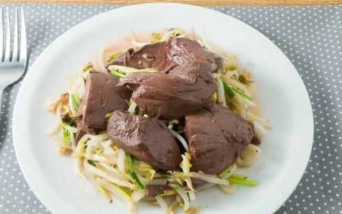 炒猪血，直接炒是大错，多做一步，猪血嫩滑不腥，还不易碎