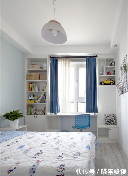 美观|卧室别再靠床头装书桌了，换个位置省空间又美观，早知我也这么装