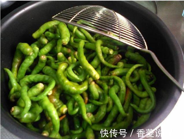 青辣椒|婆婆把青辣椒塞进坛子里，不放一滴水，一周后全家抢着吃